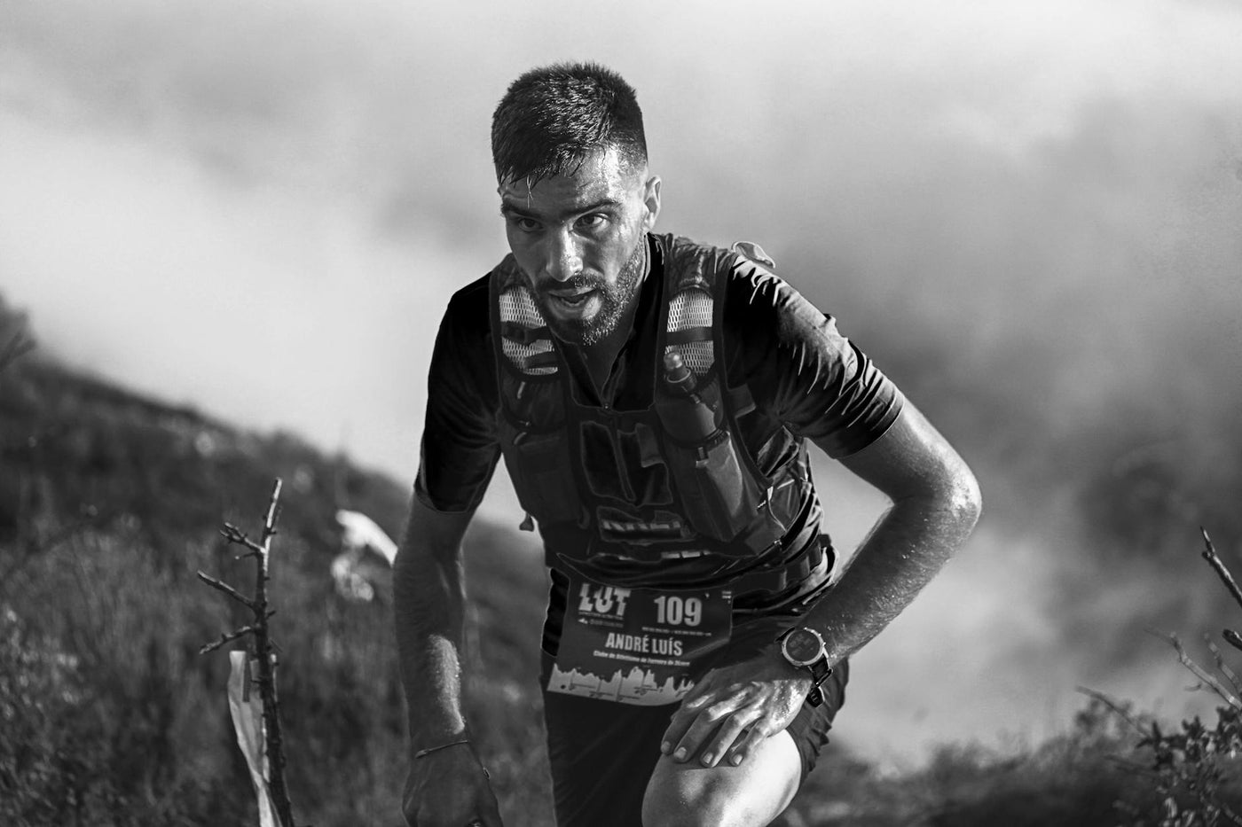 Ceas inteligent Garmin Forerunner negru pe incheietura unui alergator in miscare