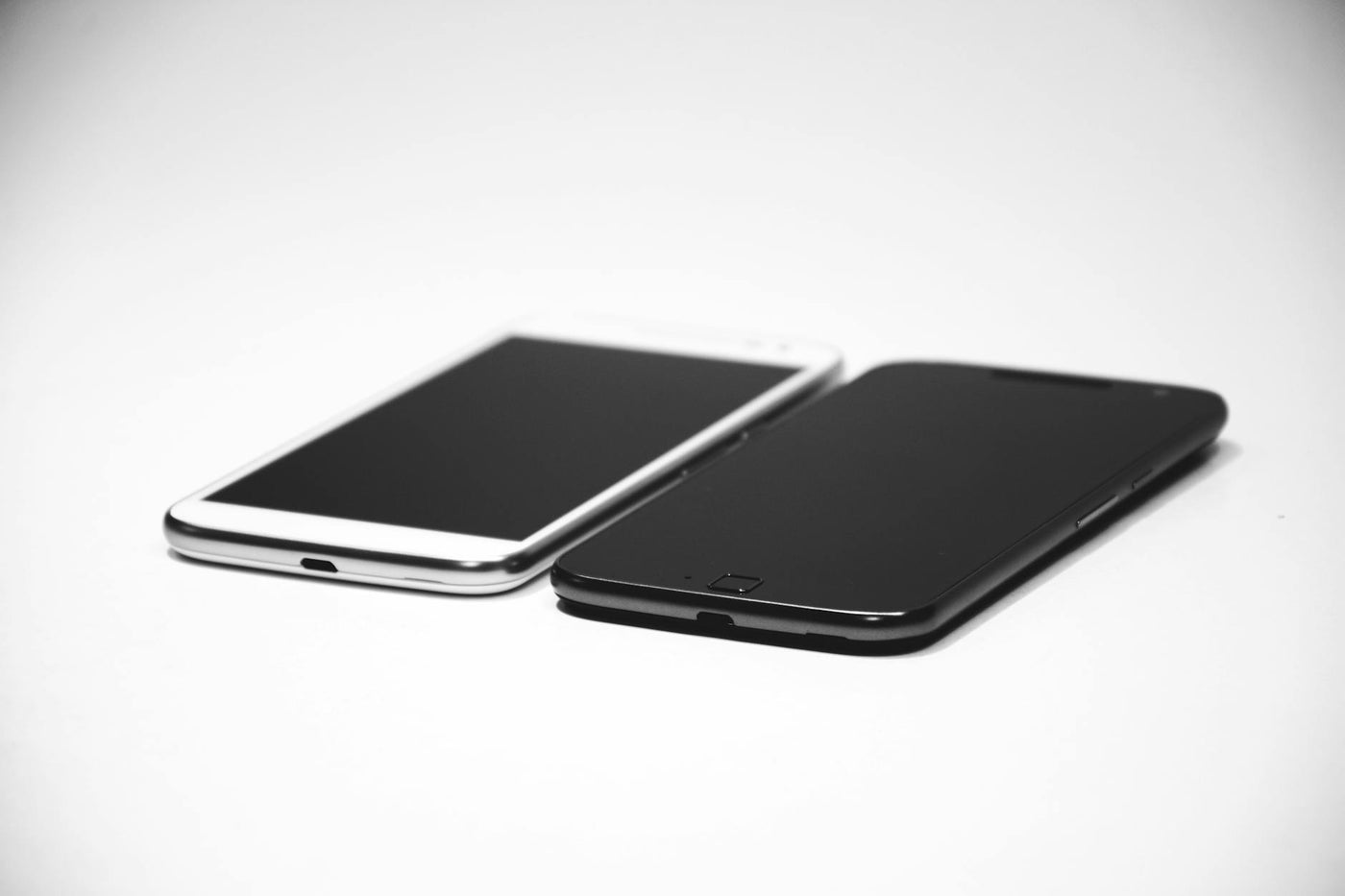 Smartphone pliabil Samsung Galaxy Z Fold 7 deschis, afișând ecran interior