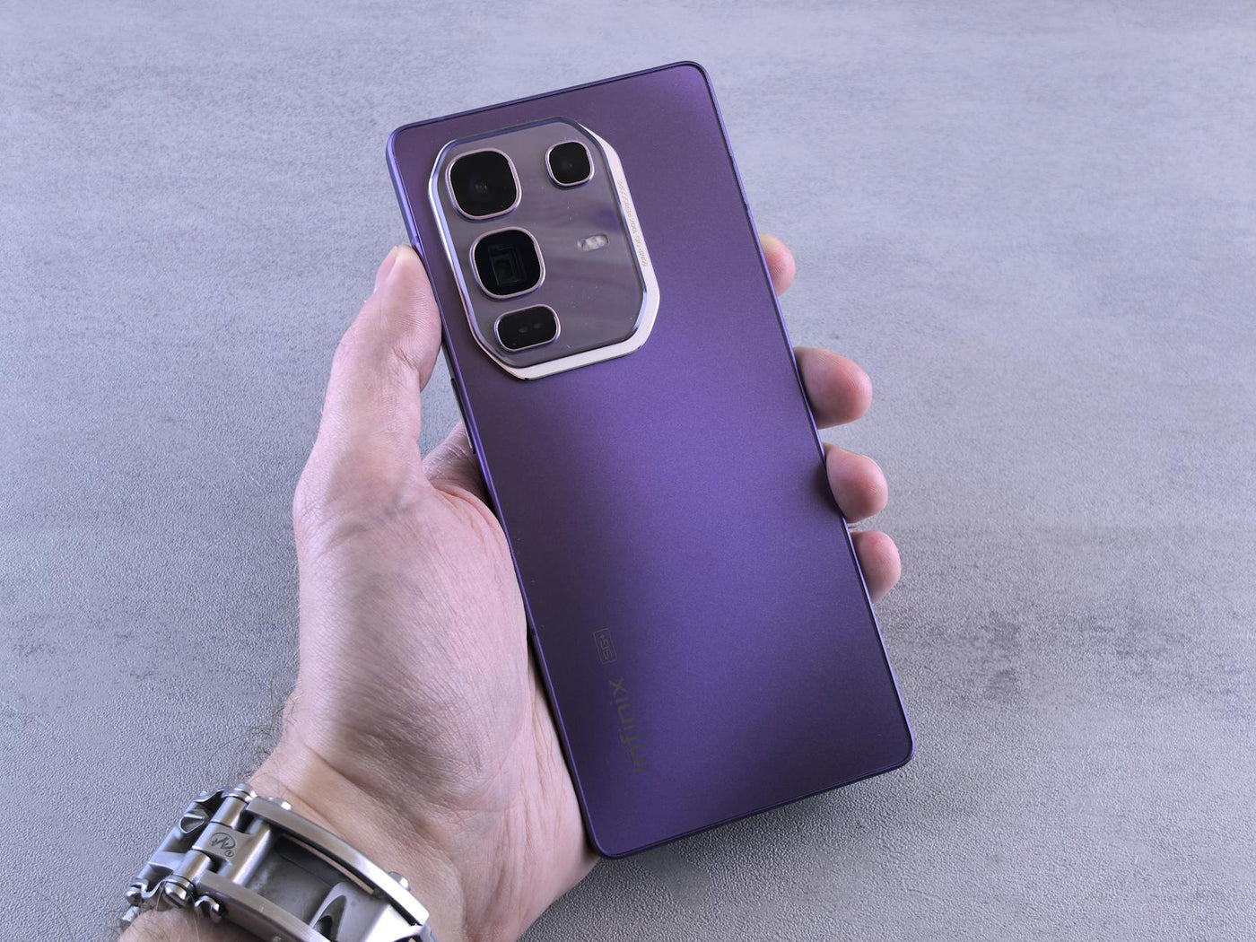 Telefon Samsung Galaxy S25 cu ecran clar în mână, pe fundal tehnologic modern