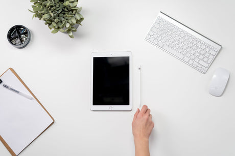 Elev cu smartphone și casti wireless, pregătit pentru școală 2026