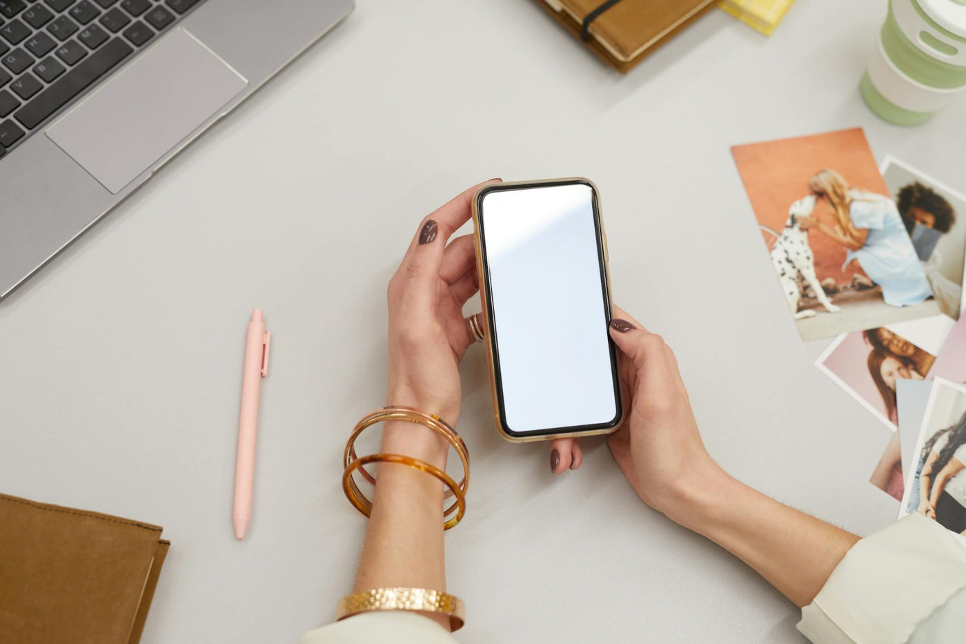Telefon Samsung mid-range pe suprafață modernă cu lumini neon